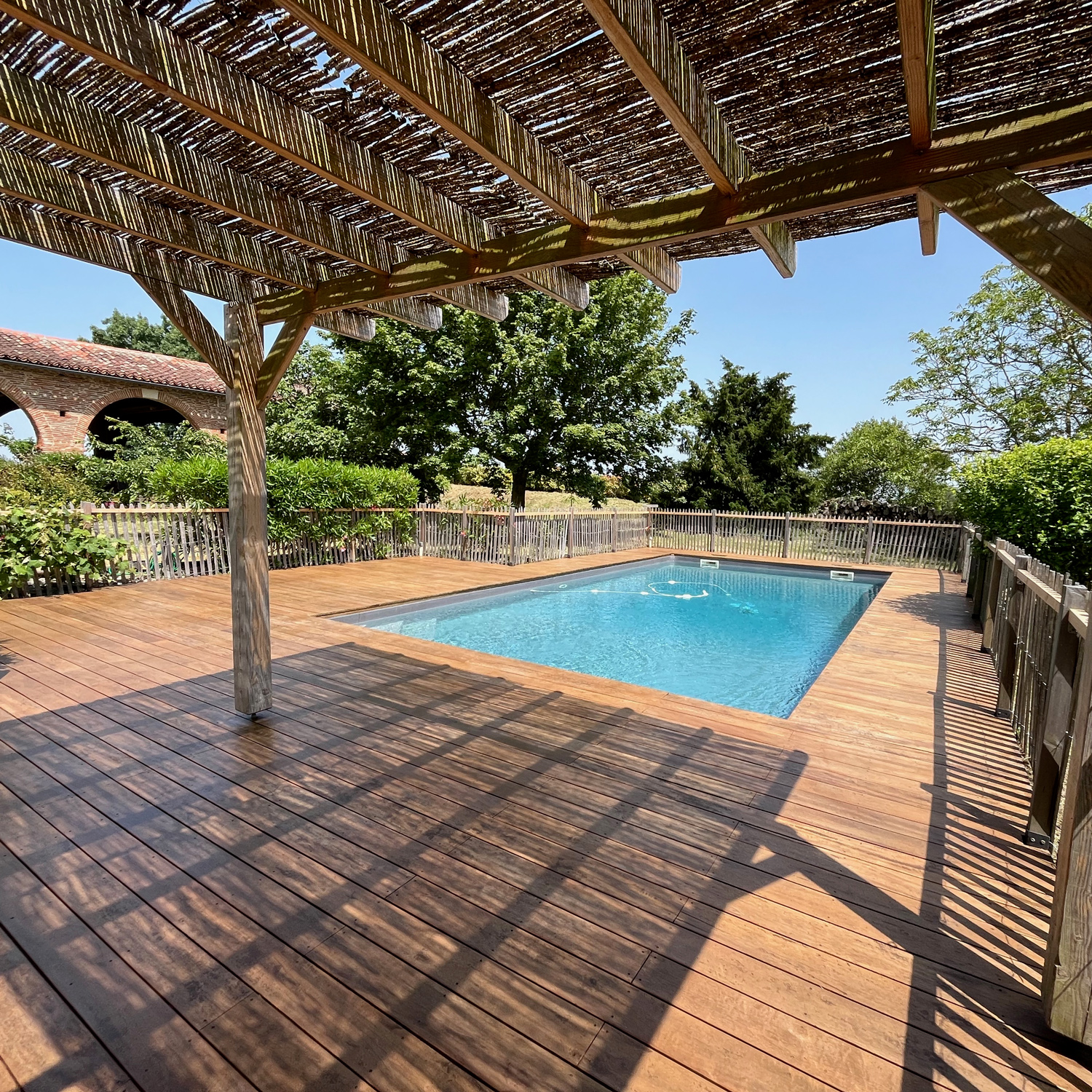 Terrasse chaleureuse et cosy pour les belles soirées d’été 